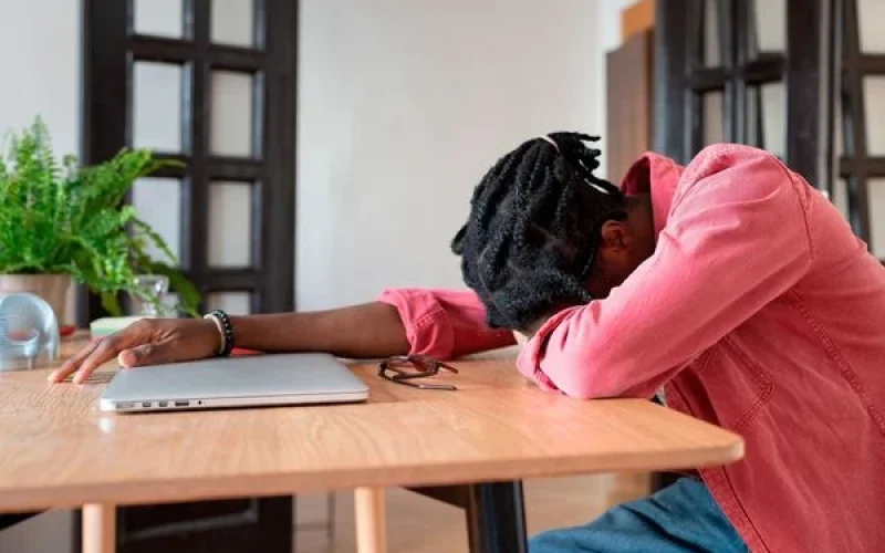 homem-negro-com-burnout-em-um-escritorio-card_m-1